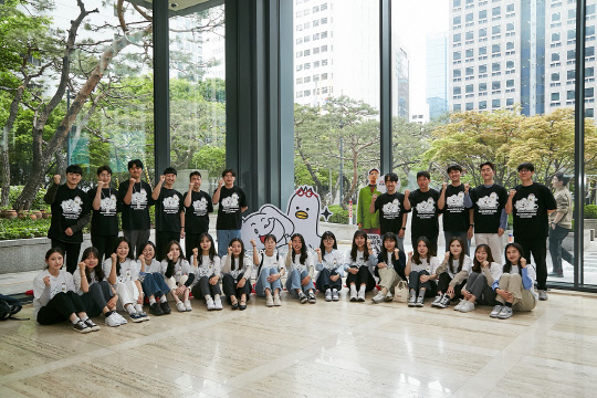 SK이노베이션 신입사원들이 지난 20일 입사 100일을 기념해 2030 부산세계박람회 유치를 기원하는 티셔츠를 입고 기념사진을 촬영하고 있다. SK이노베이션 제공.